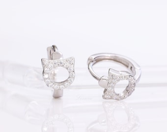 Boucles d'oreilles créoles chat, petit chaton cerceau, boucles d'oreilles Huggie argentées, boucle d'oreille adorable animal d'amour de tous les jours, bijoux chat mignon, cadeau d'amant de chat pour elle