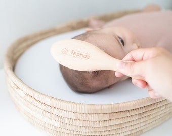 La brosse douce en bois naturel pour bébés pour nouveau-nés et tout-petits filles et garçons comprend des poils de chèvre doux et une brosse en silicone.