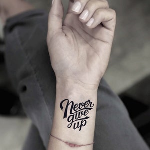 Gib niemals auf temporäre Fake Tattoo Aufkleber (2er Set)
