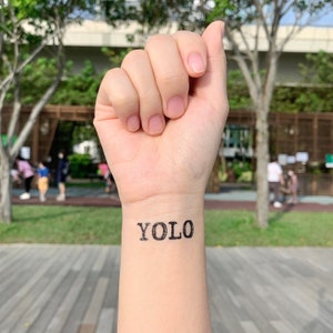 YOLO temporärer Fake Tattoo Aufkleber (2er Set)