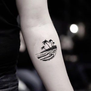 Puede incluir: Tatuaje temporal en blanco y negro de palmeras en una playa con olas.