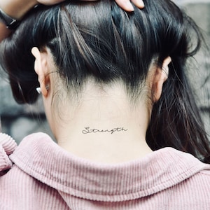 Pegatinas temporales para tatuajes con la frase Fuerza y adversidad (juego de 2)
