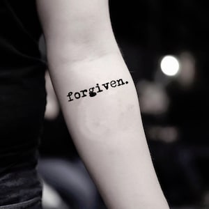 Pegatina de tatuaje temporal falso con la palabra perdonada (juego de 2)