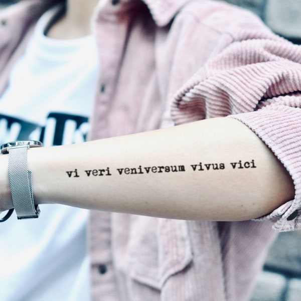 Vi Veri Veniversum Vivus Vici temporärer Tattoo Aufkleber (2er Set)