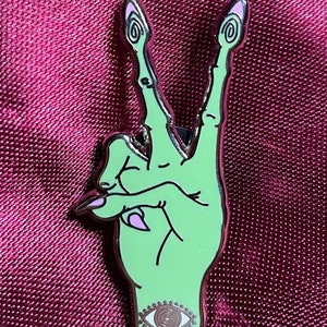 Alien Peace Pin