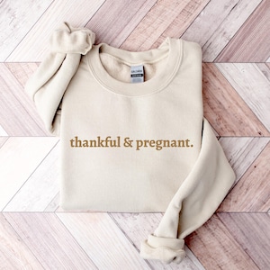 Bluza z okrągłym dekoltem Thankful & Pregnant Sand – minimalistyczna bluza z ogłoszeniowym ogłoszeniem o ciąży – przytulny neutralny prezent na baby shower