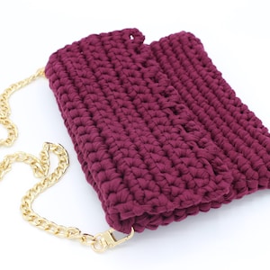Baby Sacha Handtasche aus bordeauxroter Häkelarbeit und goldener Kette