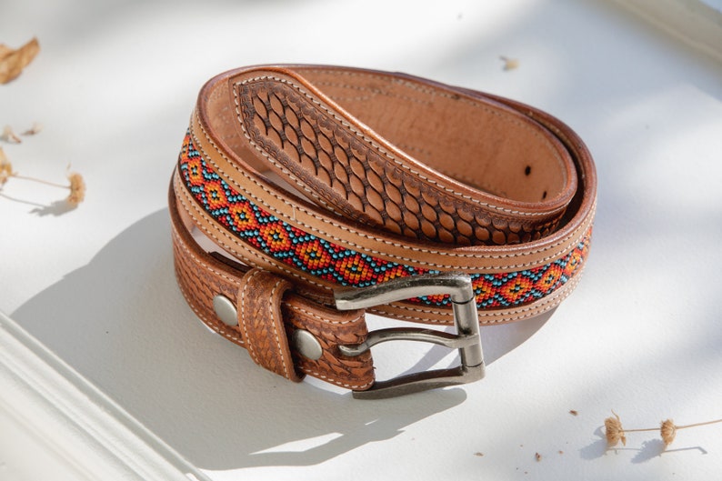 Ceinture Western en cuir véritable perlée pour homme, fabriquée à la main, ceinture à boucle amovible en relief, ceinture pour homme gravée, cadeau d'anniversaire de Noël pour lui