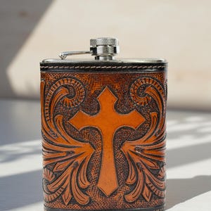 Leather Flask Gift for Father Dad Husband, Groomsmen Best Man Gifts, Western Leather Whiskey Flask For him, Carved Tooled Hunting Gift Flask