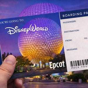 Puede incluir: Un juego de tres tazas de cerámica con un acabado mate moteado. Las tazas son de color crema, gris claro y gris oscuro. Cada taza tiene un diseño simple y minimalista y un asa redondeada.