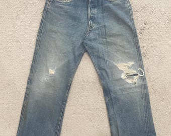 Jeans vintage in denim giapponese con cimosa e effetto invecchiato.