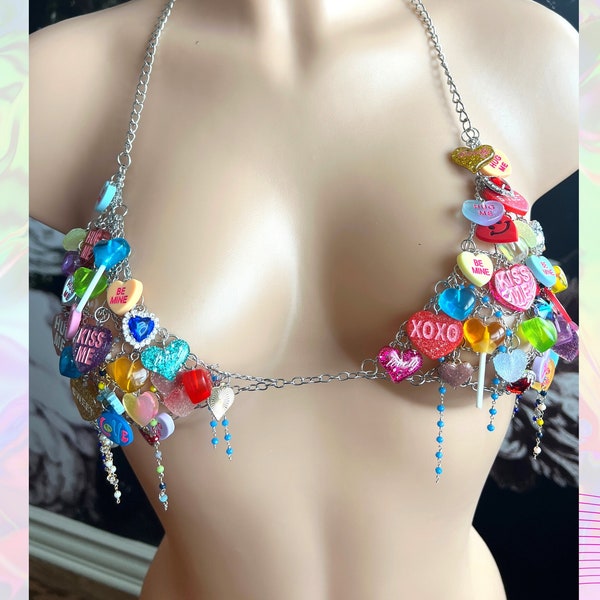 Abbigliamento rave Set rave Reggiseno a catena Candy Hearts Reggiseno con ciondoli Vestito rave per vestito da festival Vestito da cuore per conversazione rave Top colorato da festival