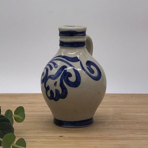 WTK vintage ceramica tedesca, caraffa in ceramica, brocca, brocca. Fatto a mano e dipinto con decorazioni blu. 0,1L