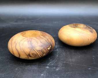 ensemble de 2 bougeoirs ronds en bois faits à la main, photophores, design scandinave. bois d'olivier. millésime des années 1980.