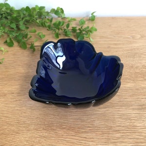 Plat en verre bleu cobalt, plat de présentation, plat à bonbon, en forme de feuille, sur 3 pieds