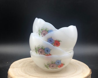 Vintage retro Arcopal France anemoon serie, schaaltjes dessertschaaltjes, snackschaaltjes, wit opaline melkglas, set van 4. bloemendecoratie