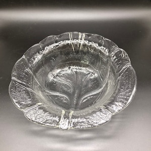 Ciotola rotonda profonda vintage Orrefors Eden in vetro trasparente con motivo a foglia. Lars Hellsten Svezia design 1970