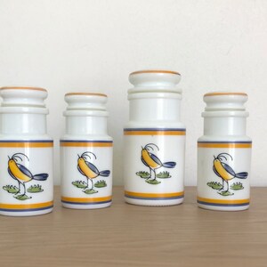 Vintage wit melkglas, gehard glas bokalen kruidenbokalen handbeschilderd met vogels Made in Italy, set van 1 groter en 3 kleinere bokaaltjes