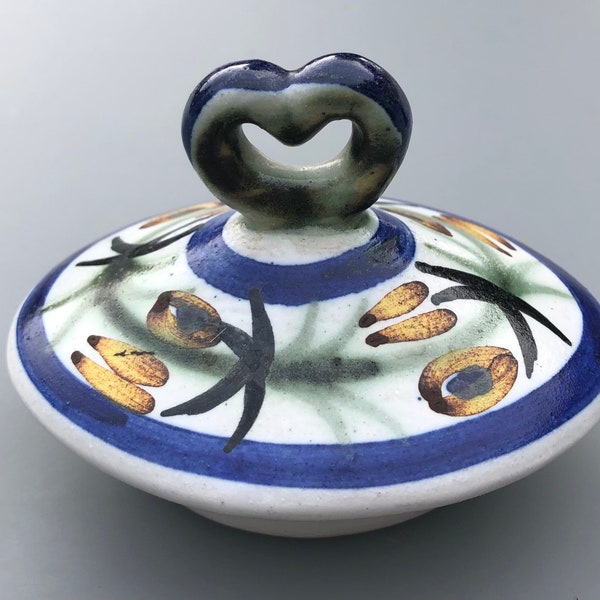 Pot en grès Keraluc Quimper vintage avec couvercle avec cœur, beurre, peint à la main avec des motifs bleus et verts, années 1960.