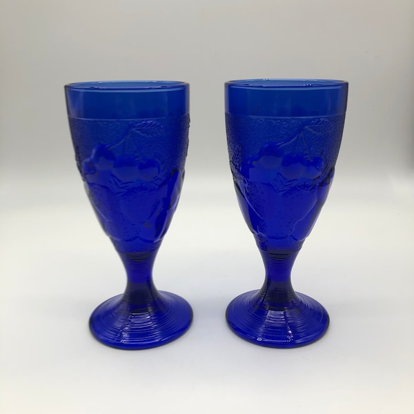 Ensemble vintage Arcoroc Luminarc de 2 coupes glacées en verre, verres à milkshake, sur pied, décoration de fruits, verre bleu cobalt clair, France 15. Années 1980.