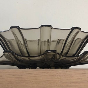 Set med två bohemiska tjeckiska art déco-kubistiska skålar i rökt glas av Rudolf Schröter för Inwald. 1930-talet.