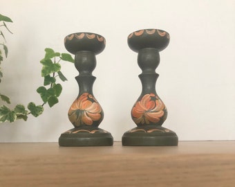 Set of 2 vintage green wooden candlesticks, Hindelooper, Dutch, Frisian folk art, painting. Flower motifs. Hand painted.