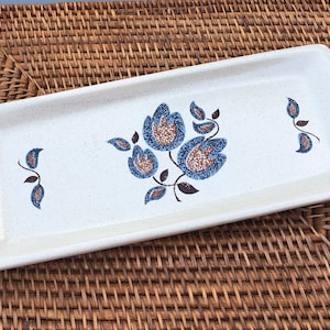 Vintage Saint Amand Sologne France rectangular ceramic bowl in beige speckled glaze with brown and blue floral decoration. 1970&#39;s.