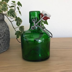 Vintage Hooghoudt green glass bottle, bracket bottle with white porcelain cap. With rectangular base. Noticed. With label. 0.25 L.