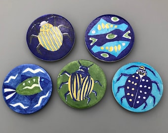 Ensemble de 5 sous-verres uniques faits à la main et peints, sous-verres, assiettes, carreaux, avec des coléoptères ou du poisson. Bleu, vert et jaune.