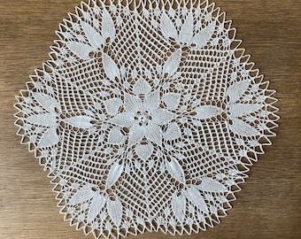 Vintage ecru handgemaakte gebreid zeshoekig napje, tafelkleedje, doily, in eischaal wit katoen garen.