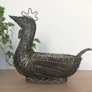 Cesta de alambre tejido de metal, cesta para huevos, decoración de gallina o gallo. Decoración de cocina rústica.