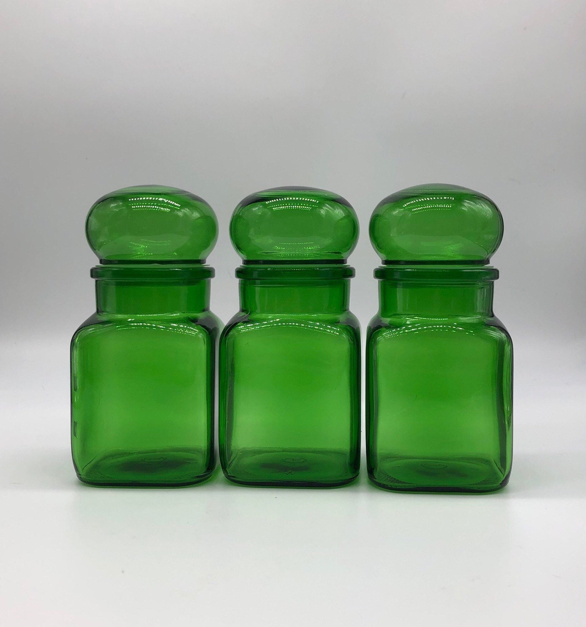 Ancien pot en verre soufflé vert BIOT – Les trouvailles de Romane
