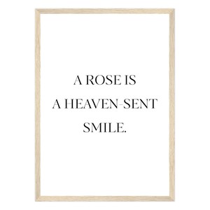 Könnte beinhalten: Gerahmter Druck mit dem Zitat "A ROSE IS A HEAVEN-SENT SMILE" in schwarzer Schrift auf weißem Hintergrund. Der Rahmen ist hellholzfarben, was ein minimalistisches und elegantes Aussehen erzeugt.