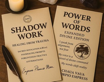 Puede incluir: Dos libros beige con texto negro, "SHADOW WORK" y "POWER OF WORDS". Una vela encendida, una pluma y cristales están dispuestos alrededor de los libros. Los títulos y el contenido de los libros son visibles.