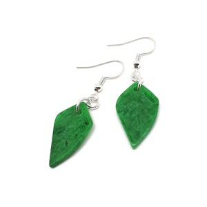 Grüne Jade Blatt Ohrringe: Geschnitzte Edelstein Minimalist Anhänger, Sterling Silber Haken