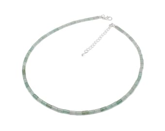 Op de afbeelding: Een kralenketting bestaande uit cilindrische, lichtgroene stenen kralen. De ketting is voorzien van een zilverkleurige metalen karabijnsluiting en een zilverkleurige metalen verlengketting met een kleine, ronde metalen bedel aan het uiteinde.