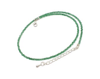 Puede incluir: Un collar delicado compuesto por pequeñas cuentas verdes facetadas ensartadas. La pieza cuenta con un cierre de mosquetón plateado y una cadena extensora plateada con un pequeño dije en forma de lágrima en el extremo.