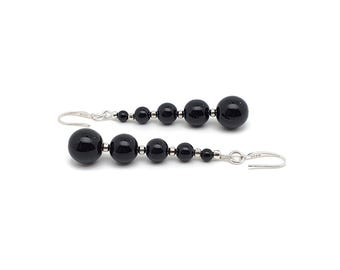 Pendientes de ágata negra: largos, con piedras preciosas graduadas y ganchos de plata de ley.