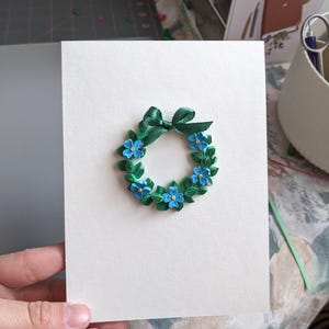 Handgeschöpfter Papier Quilling Frühlingskranz Blaue Blumen - Geburtstagsgeschenk, Muttertag, Osterkarte