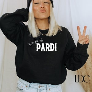 Puede incluir: Sudadera negra con texto blanco que dice "here for the PARDi".