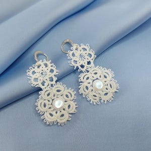 Tatting Ohrringe, Hochzeit Ohrringe, Ohrringe Spitze, weiße Ohrringe mit Perlen, Spitze Schmuck, Frivolité Ohrringe, eleganter Schmuck
