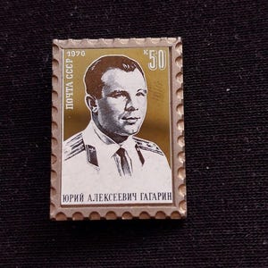 Insignia soviética rara de Yuri Gagarin de 1976, pin de sello postal de la URSS vintage de 50k, pionero de la exploración espacial del espejo Sital, artículo de colección de cosmonauta