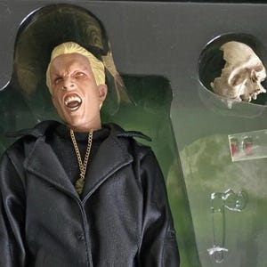 Può includere: Action figure di un personaggio di "Buffy l'ammazzavampiri" con cappotto e stivali neri, e collana d'oro. Include teschio, fucile e supporto con il logo della serie. Confezione originale.