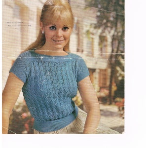Puede incluir: Patrón de tejido vintage que presenta un top azul tejido con mangas cortas. El patrón es para tallas de 86-102 cm. La imagen incluye la marca "SIRDAR" y el número de patrón 2504.