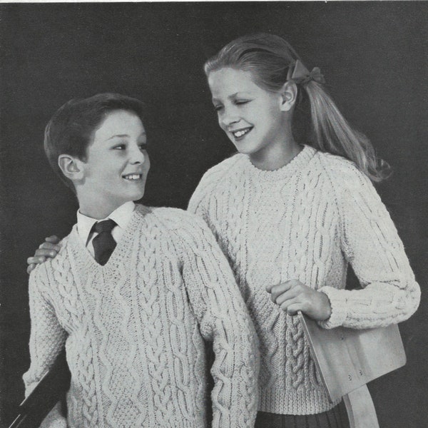 Vintage Childs Unisex Aran Pullover Strickmuster passt 32-34 Zoll Brust V Rundhals Umschlag Manschette 3 verschiedene Kabel Moos Stich Sunbeam