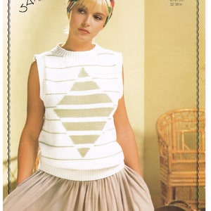 May include: A white sleeveless knitted vest with a diamond-shaped pattern in a light beige color. The vest has a round neckline and is worn with a brown skirt. The model is wearing a colorful headscarf.