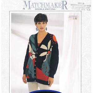 Puede incluir: Un patrón de tejido para un cárdigan azul, rojo, blanco y verde con un diseño floral. El patrón se llama "Matchmaker" y es un patrón de tejido doble. El patrón es para una talla hasta 101,6 cm.