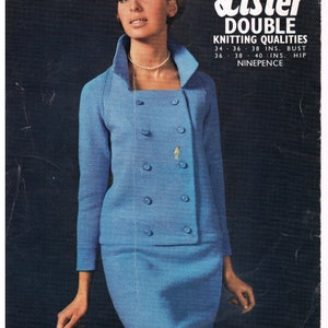 Könnte beinhalten: Ein blaues, doppelt geknöpftes Strickjacken- und Rock-Set. Das Set wird an einem Model gezeigt. Der Text auf dem Bild lautet "Lister Double Knitting Qualities 34 36 38 ins. Bust 36 38 40 ins. Hip Ninepence."