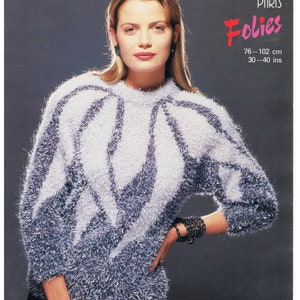 May include: A woman modelling a fluffy jumper with a geometric pattern. The jumper is white with dark blue detailing and has a crew neck. The text "Sunbeam" and "Paris Folies" are visible. Measurements are 76-102 cm (30-40 ins).