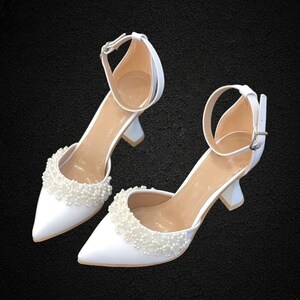 Talons de mariage en perles blanches : chaussures de mariée avec bride à la cheville